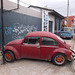 VW rouge et graffitis