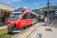 4024 098-8 der Vorarlberg S-Bahn beim Halt in Bregenz, Hafenbahnhof