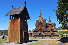 Stabkirche Heddal mit Glockenturm