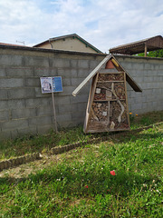 Maison à insectes à la sortie du village