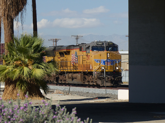 Union Pacific 7397 passing Indio - 9 November 2015