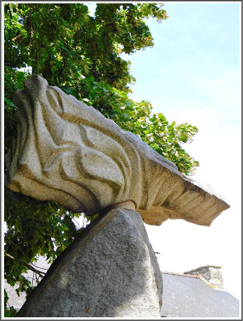 L'oiseau sacré: sculpture au jardin du granit à Lanhélen en Bretagne