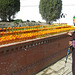 Offrandes de fleurs au pied du Grand Stupa (Boudhanath = Bodnath, Kathmandu, Népal)