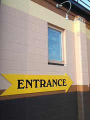 Entrée jaunâtre /Yellow entrance sign