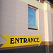 Entrée jaunâtre /Yellow entrance sign