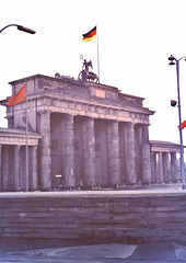 Berlin (D) Janvier / Januar 1971. Le "Mur" à la Porte de Brandebourg... (Diapositive numérisée).
