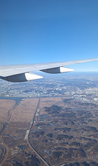 A wing over South Korea / Une aile au-dessus de la Corée du sud