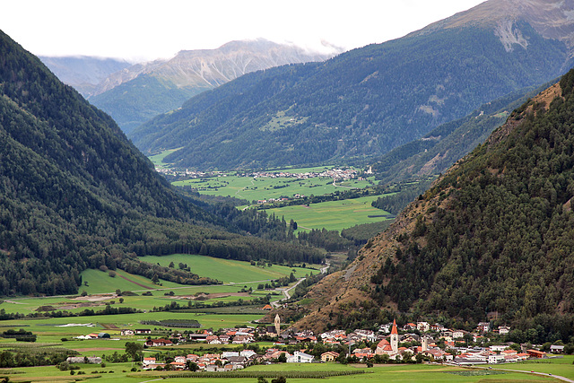 Blick vom Malser Höhenweg hinab nach Laatsch         und ins Münstertal (Val Müstair)