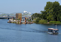 Der HafenCity-River Bus (PiP)