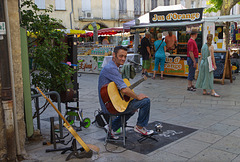 Guitariste  au marché de Nyons (pendant la canicule...).