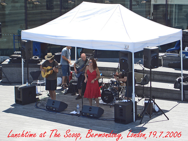 Lunchtime at The Scoop, Bermondsey, London,19 7 2006