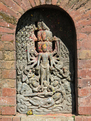 Dans le temple de Changu Narayan (Népal)