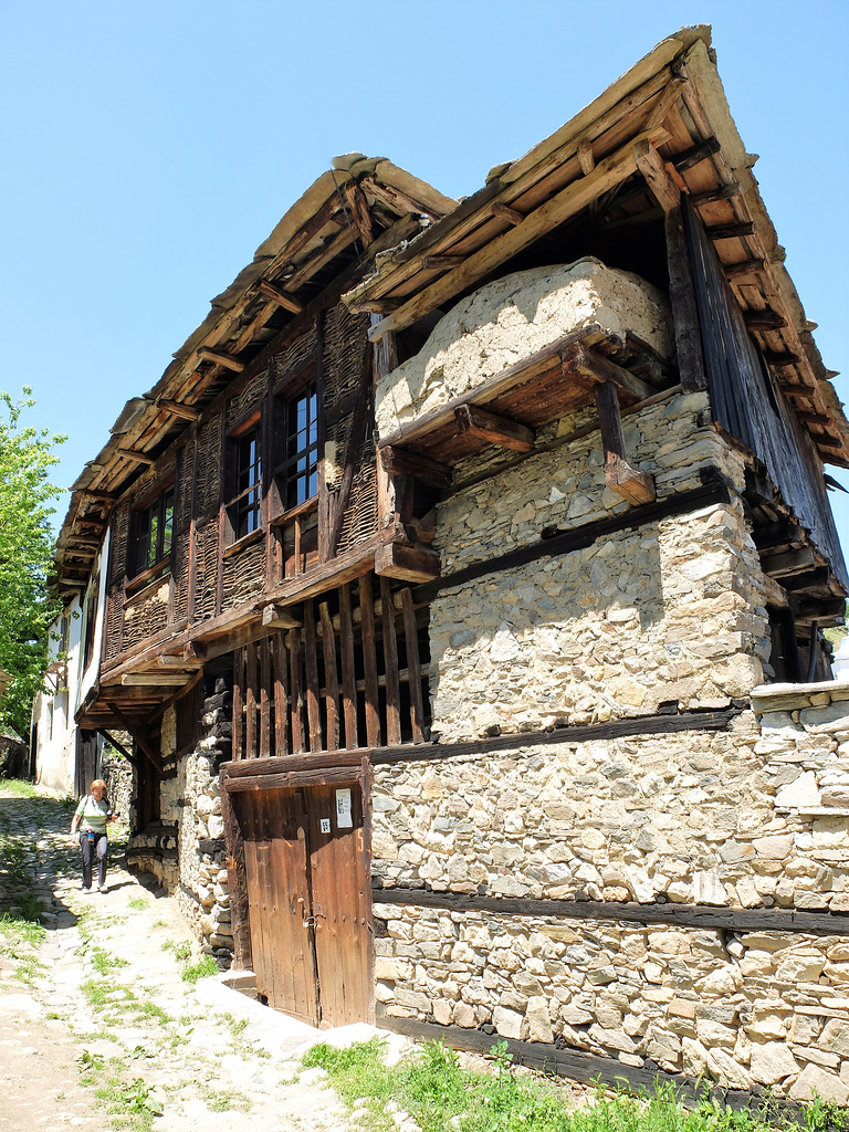 Typisches Haus in Dolen/Bulgarien (man beachte den Backofen im Obergeschoss)