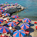 Il mare di Genova con i suoi ombrelloni rosso/blu