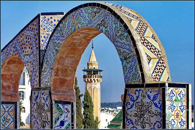 Tunisi : il Minareto Sidi Youssef sopra la Medina