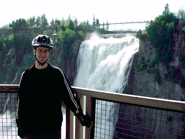 C'est mon fils et ce sont les chutes Montmorency à Québec !
