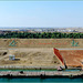 Canale di Suez : il lato ovest con un doppio argine di sabbia dragata dal canale - il  canale era profondo 20 mt. oggi 25