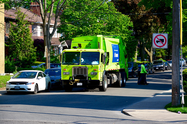 Canada 2016 – Toronto – Bin lorry on Maxwell Avenue