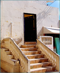 Oman :  Ṣalāla - una casa rialzata con una bella scala di accesso