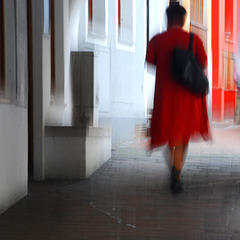 Rote Frau mit Tasche