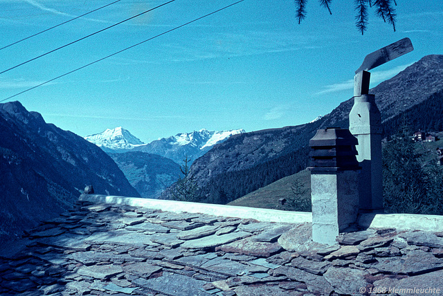 Blick über das Dach unserer Unterkunft gen Rhonetal, 1968