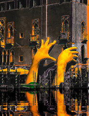 Venezia: Canal Grande; opera per la "Biennale" di Lorenzo Quinn all'Hotel Ca' Sagredo.  -   Venice: "Biennale Art Exhibition". "Hands" by Luciano Quinn, on the wall of "Ca' Sagredo" Hotel (by mobil)