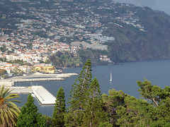 Funchal mit dem gelben Fort als teil der Geschichte, und Hotelbunker als teil der zukünfigen Geschichte
