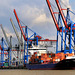 Hamburg, Burchardkai, Jolle mit Containerschiff