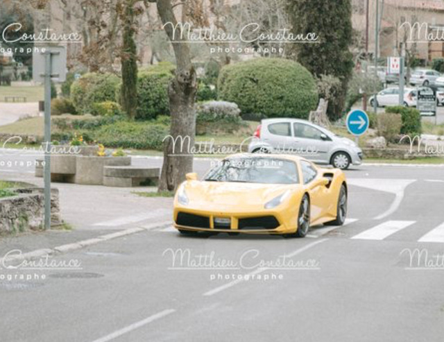 Ferrari jaune ..