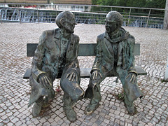 Statues of Fernando Araújo and Fernando Lopes-Graça.