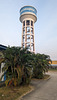 Château d'eau et jeunes palmiers / Water tower along with young palm trees