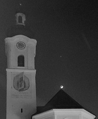 Mond auf der Kirchturmspitze