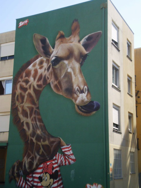 Giraffe mural, by Smile.