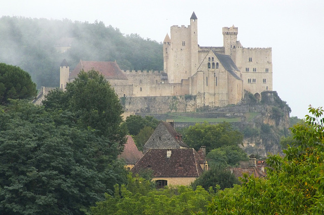 Château de Beynac dans la brume matinale