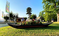 DE - Bad Breisig - Boot mit Blumen vor Biergarten