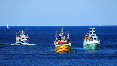 arrivée des pêcheurs au port pour la bénédiction de leurs bateaux