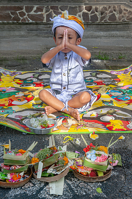 Mayun praying at Kuningan