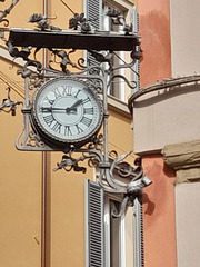 Orologio molto particolare nell'angolo di Via Petronio vecchio..Bologna