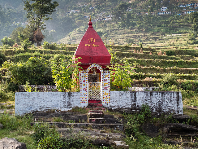 Tempel in einem Tal in Uttarakhand 2012