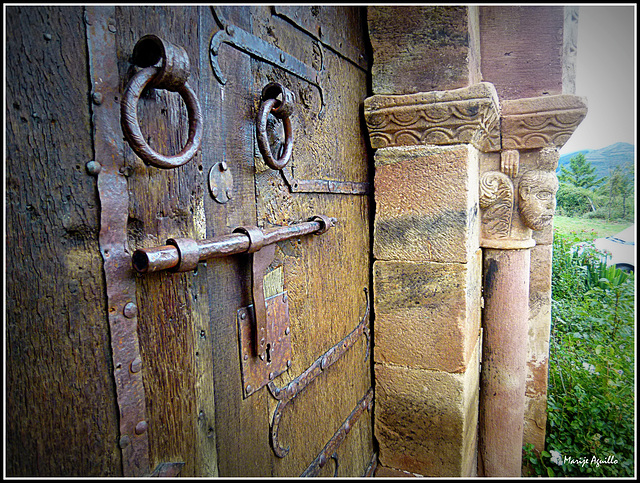 Puerta de la iglesia  de San Estebán