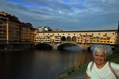 Le Ponte Vecchio à Florence . Une personne s'est incrustée au déclenchement . Désolé de vous infliger ça .  .