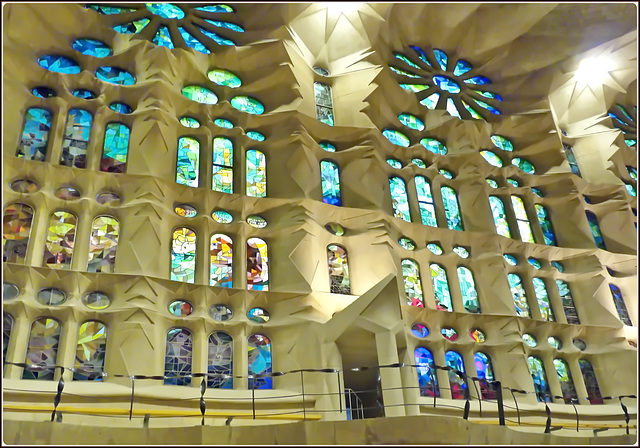 Barcellona : vista interiore laterale della Sagrada Familia