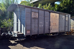 Alter Güterwagen der Chemins de fer du Jura