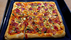 Pizza mit Gemüse, Salami, Schinken, Mozarella und aus eigenen Tomaten eingekochtes Sugo