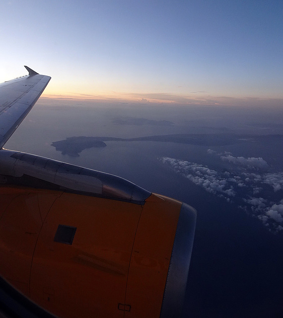 Im Landeanflug auf Rhodos im Hintergrund die Insel Alimia