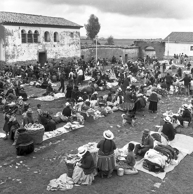 Chinchero Market day in 1982- Perú