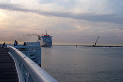 BE - Ostende - Ein Fährschiff läuft ein