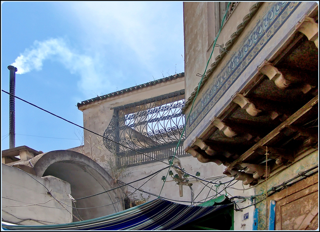 Tunisi : Grovigli di fili nella parte più vecchia della Medina.