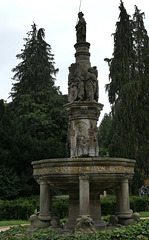 Tugendbrunnen im Schlosshof Bückeburg