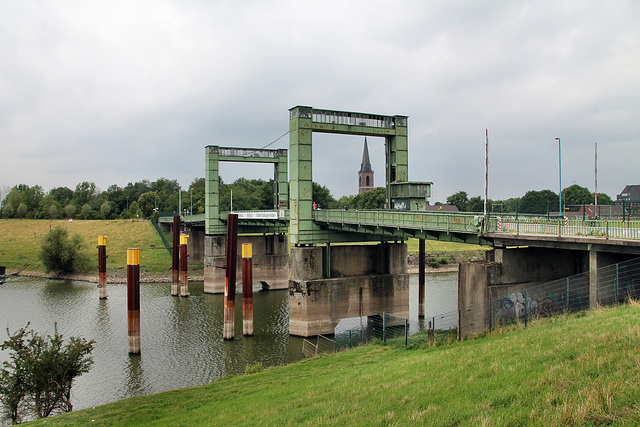 Historische Hubbrücke über der Einfahrt des Nordhafens Walsum (Duisburg-Walsum) / 16.07.2017